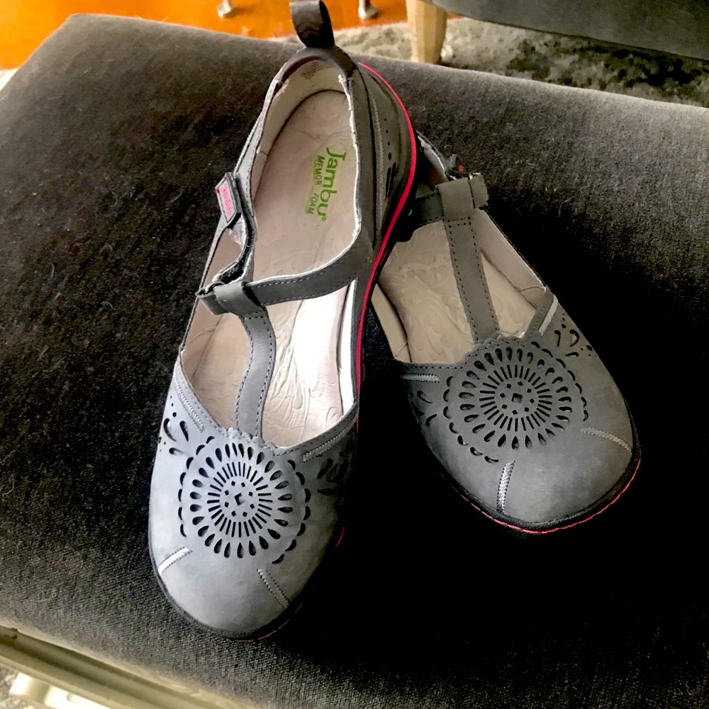 Gray Jambu shoes size 7.5. Good condition